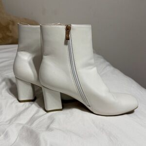 IDIFU Chic White Ankle Booties